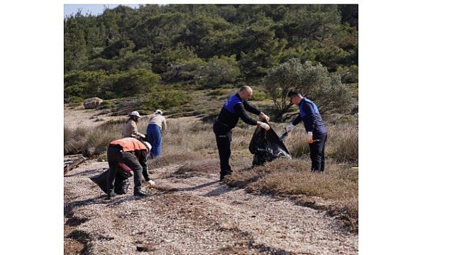 Lastikler, Naylon Atıklar ve Cam Şişeler Çevre Gönüllüleri Tarafından Titizlikle Toplandı.
