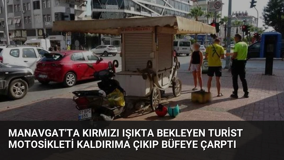 Manavgat’ta Kırmızı Işıkta Bekleyen Turist Motosikleti Kaldırıma Çıkıp Büfeye Çarptı